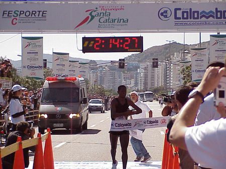 Com os termômetros marcando 13°C  foi dada a largada pontualmente às 8 horas da manhã de ontem (08)  para a 2ª edição da <i>Maratona de Florianópolis </i> que teve 593 corredores que tiveram o privilégio de completar os 42.195 metros da prova  sendo 512 h (foto: Carlinhos Oliveira)” /><br />
Com os termômetros marcando 13°C  foi dada a largada pontualmente às 8 horas da manhã de ontem (08)  para a 2ª edição da <i>Maratona de Florianópolis </i> que teve 593 corredores que tiveram o privilégio de completar os 42.195 metros da prova  sendo 512 h (foto: Carlinhos Oliveira)</div>
<p>Com os termômetros marcando 13°C, foi dada a largada pontualmente às 8 horas da manhã de ontem (08), para a 2ª edição da <i>Maratona de Florianópolis,</i> que teve 593 corredores que tiveram o privilégio de completar os 42.195 metros da prova, sendo 512 homens e 81 mulheres. </p>
<p>O percurso em sua maior parte plano   mas que apresentou uma subida longa e pior com vento contra   contribuiu para que apenas dois atletas fizessem a prova sub 2:15:00. O vencedor no masculino foi Everton Luduvice de Moraes (SPFC) com a marca de 2:14:27. Essa é a segunda boa performance de Luduvice em maratonas na temporada: ele foi o segundo colocado na <i>Maratona Internacional de Porto Alegre,</i> no último mês de maio.</p>
<p>Na segunda colocação Rildo Alves dos Santos (Sertãozinho) com 2:14:55, que repetiu a mesma colocação conquistada no ano passado quando fechou em 2:18:58. Na terceira colocação Edmilson Rodrigues com a marca de 2:16:39.</p>
<p>Os tempos obtidos mostram que a mudança de percurso implementada esse ano foi benéfica e tornou a prova mais rápida e atrativa para a elite e amadores.</p>
<p><b>Feminino</b> A maratonista Ilda Alves dos Santos (Nova Sta Bárbara), 38 anos, foi a campeã da prova com a marca de 2:39:46. </p>
<p>Rosa Jussara Barbosa (Athletic Shoes), vice-campeã ano passado com 2:46:23, concluiu a prova esse ano com 2:42:54, também na segunda colocação. Marizete Moreira Santos (Caso) foi a terceira colocada com 2:44:54.</p>
<p><strong><em>Este texto foi escrito por: Webrun</em></strong></p>
                </div>

            </div>
            <div class=