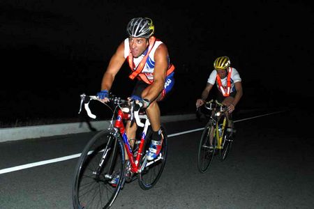 Competidor pedalando a noite na 1ª edição da competição (foto: Fernanda Paradizo)