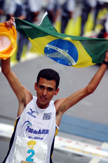 Marilson vencendo a São Silvestre 2003 (foto: Fernanda Paradizo)