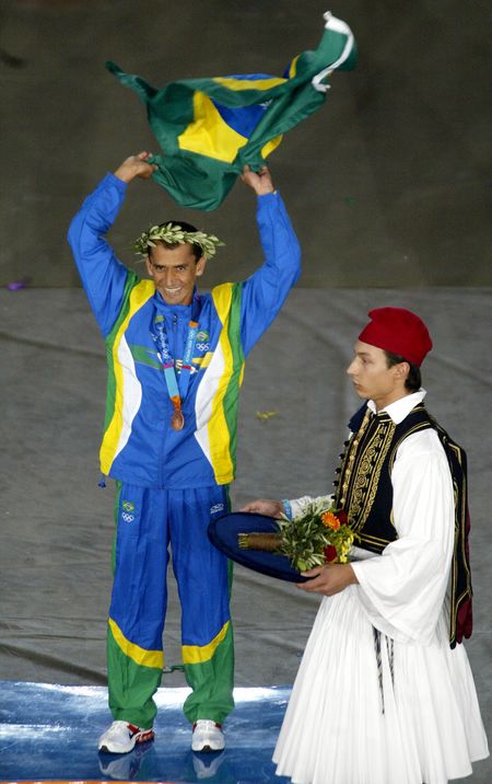Vanderlei Cordeiro recebe o bronze após o famoso empurrão (foto: Wander Roberto/Cob/divulgação)