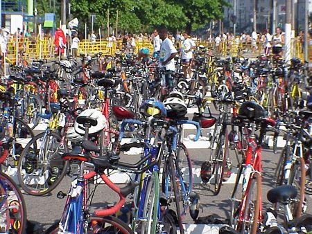 Área de transição de uma prova de triathlon (foto: Harry Thomas Jr./WebRun)