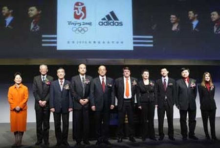 Membros do Comitê Organizador e da Adidas  ontem  em Pequim (foto: Divulgação)