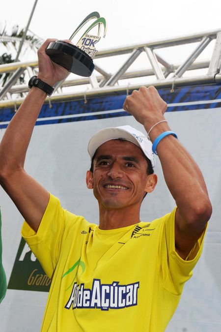 Cordeiro assediado pelo público levanta mais um troféu (foto: Fernanda Paradizo)