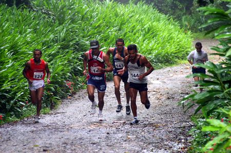 Corredores participando de parte rápida da competição em sua primeira edição em 2004 (foto: Divulgação)