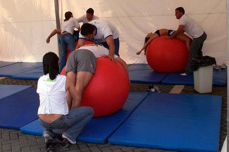Massagem com fisioterapeutas depois de competição no ano passado (foto: Divulgação)