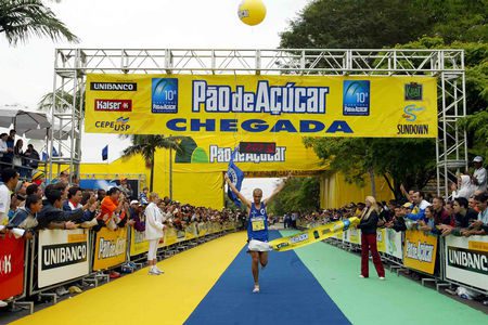 Rômulo Wagner do Cruzeiro no momento em que cruza a linha de chegada em primeiro lugar (foto: Luiz Doro)