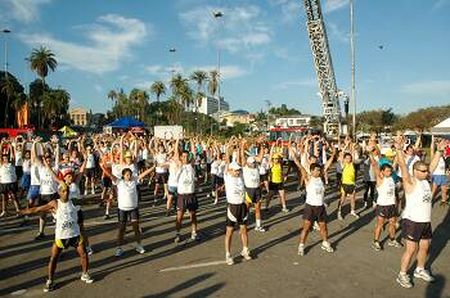 Alongamento antes da corrida (foto: Ricardo Leizer)