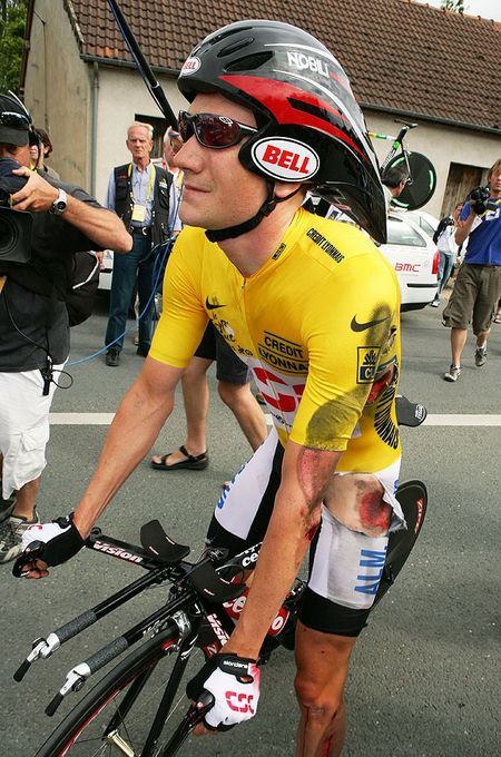David Zabrieskie cai nos últimos quilômetros da quarta etapa (foto: Divulgação Le Tour)