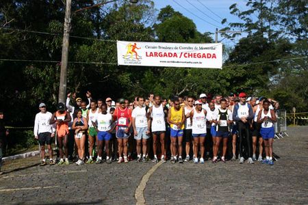 Cerca de 150 correrdores estavam alinhados na largada (foto: Fábio Falconi)