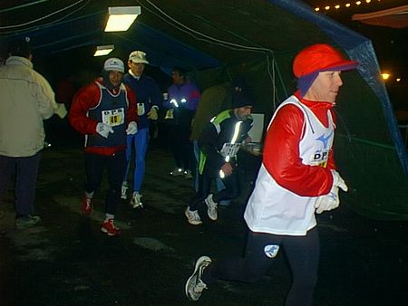 Vazquez de vermelho disputando prova de 24 Hs na França em 2003 (foto: Neide Viana)