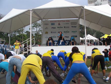 Participantes contaram com alongamento antes e depois da prova (foto: Donata Lustosa/ Webrun)