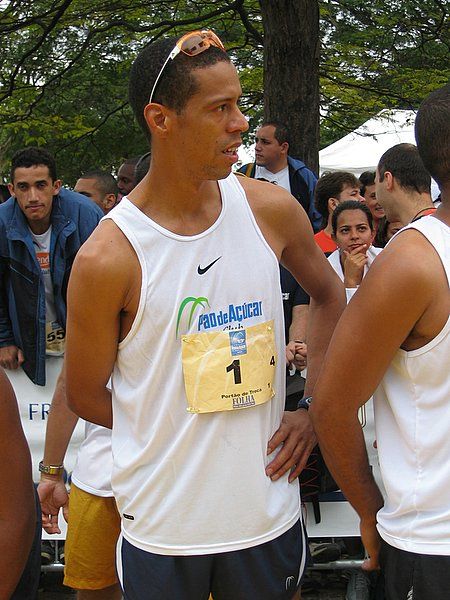 Hudson de Souza aguarda companheiro de equipe para começar a prova (foto: Donata Lustosa/WebRun)