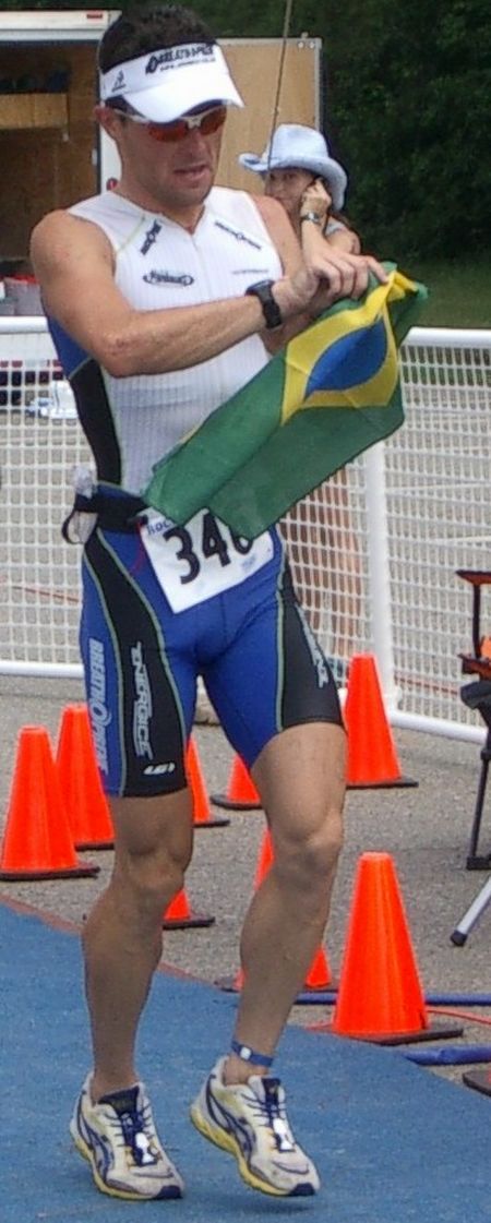 Felipe Bastos com a bandeira do Brasil (foto: CW3 Michael Benton)