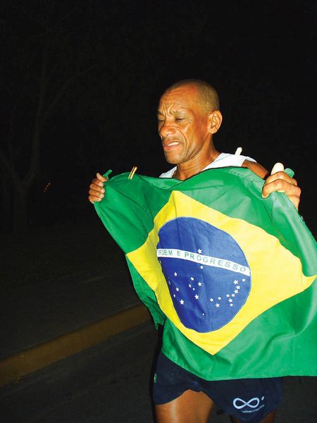 Cordeiro carrega a bandeira do Brasil após a vitória do Mundial (foto: Divulgação)