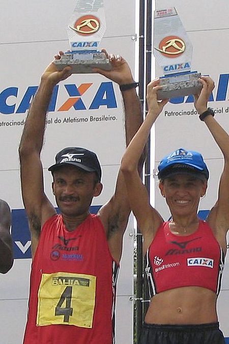 Telles e Narloch comemoram o título da Maratona SP 2005 (foto: Donata Lustosa/ Webrun)
