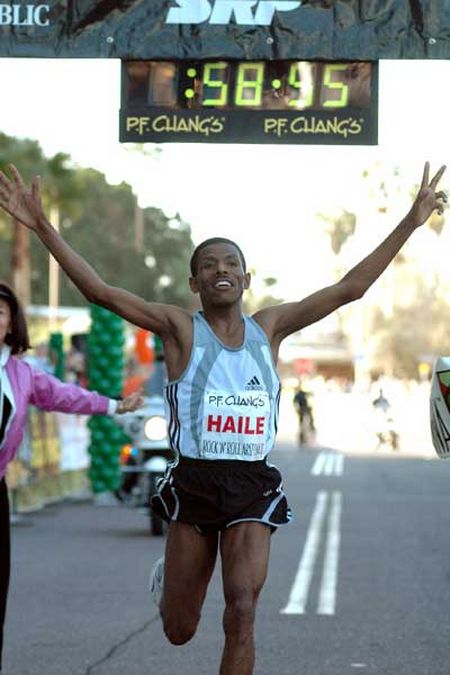 O etíope realiza o sonho de obter o recorde mundial (foto: Divulgação/ IAAF)