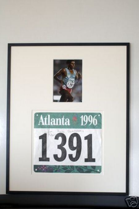 Gebrselassie doou seu número de peito utilizado em Atlanta 1996 (foto: Divulgação/ IAAF)