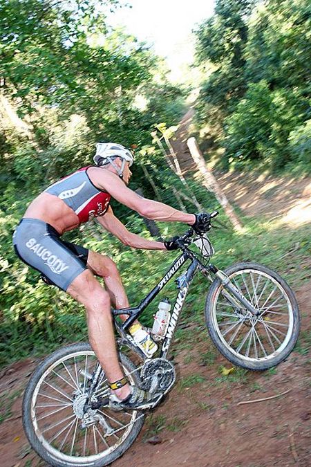 O campeão de 2005 Conrad Stoltz enfrenta percurso de moutain bike (foto: Luiz Doro/ Adorofoto)
