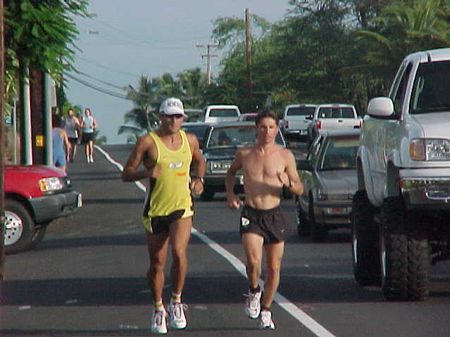 Galindez e Dantas fazem trote em Kona ontem pela manhã (foto: Juliana Ikeda)