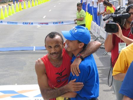 José Telles abraça Vanderlei Cordeiro na última Maratona de SP (foto: Donata Lustosa)