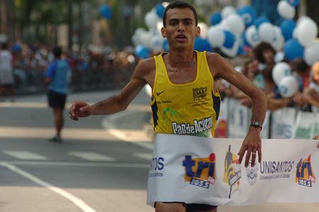 Marílson conquista o tricampeonato da prova (foto: Divulgação/ Ivan Storti)