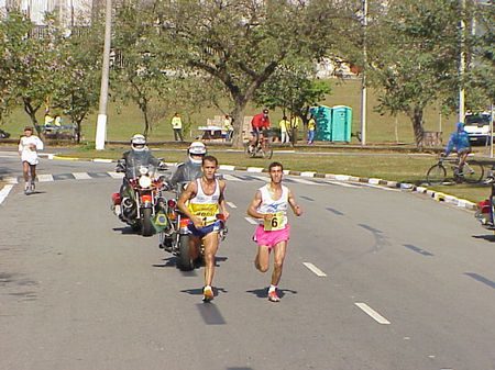 Cordeiro de Lima ao assumir a liderança da Maratona de São Paulo prova que venceu com recorde (foto: Harry Thomas Jr Arquivo WebRun)