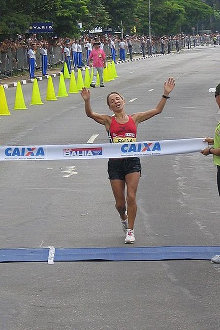 Márcia Narlcoh cruza a linha de chegada da Maratona de SP 2004 (foto: Donata Lustosa/ www.webrun.com.br)