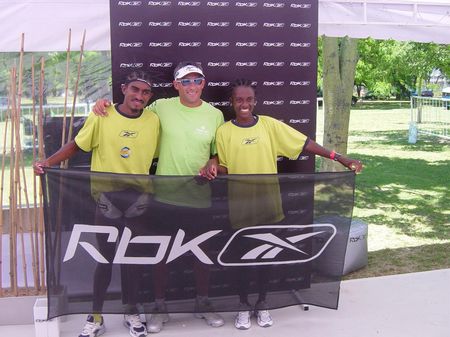 Nas pontas o casal brasileiro com o triathleta Oscar Galindez (foto: Triamax.com.ar / Vipcomm)