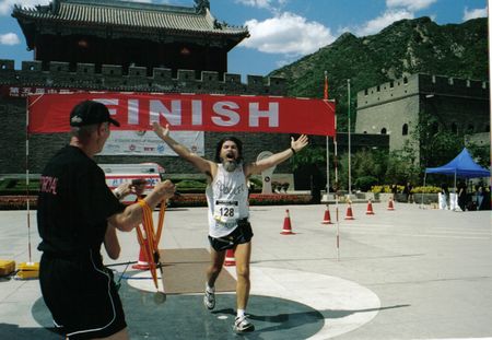 Rodolfo na chegada da Maratona da Muralha da China (foto: Arquivo Pessoal/ Rodolfo de Lucena)