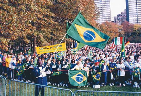 Edgard Freire foi o porta bandeira brasileiro no ano de 1999 (foto: Célio Brito)