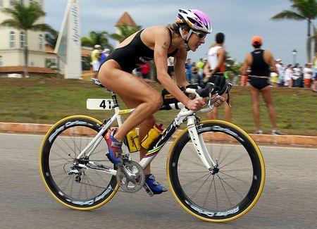 Carla Moreno corre em São Paulo para manter a liderança do circuito (foto: Washington Alves)