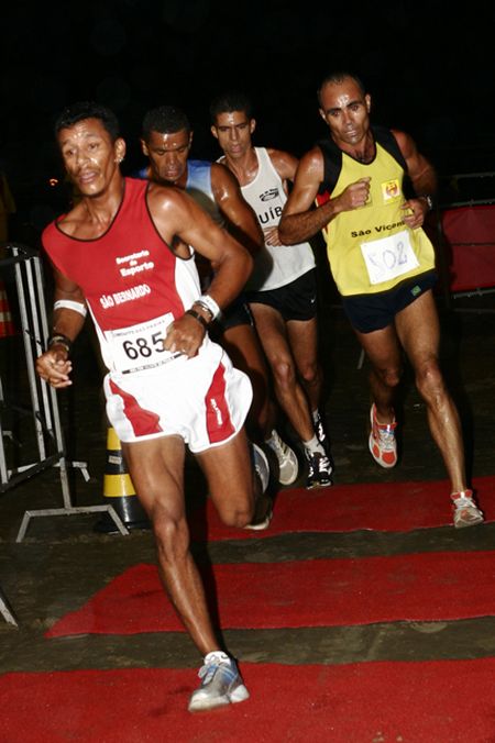Os corredores disputaram 10 km à noite (foto: Ricardo Antunes/ www.webrun.com.br)