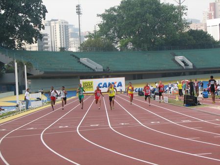 Chegada dos 200m masculino (foto: Alexandre Koda/ www.webrun.com.br)
