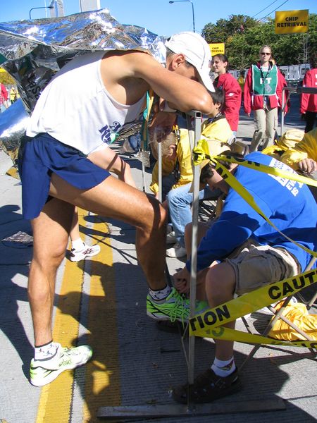 Voluntários são recrutados para diversas funções  até retirar o chip do tênis do atleta como em Chicago (foto: Donata Lustosa/ www.webrun.com.br)