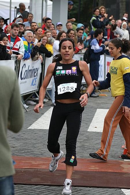 Cris Carvalho é a campeã da terceira etapa TrackField (foto: Tom Papp/ www.webrun.com.br)