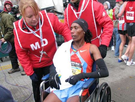 Berhane venceu e também passou mal na chegada (foto: Donata Lustosa/ www.webrun.com.br)
