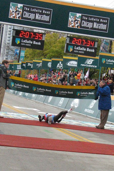 Cheruiyot escorrega na chegada de Chicago (foto: Donata Lustosa/ www.webrun.com.br)