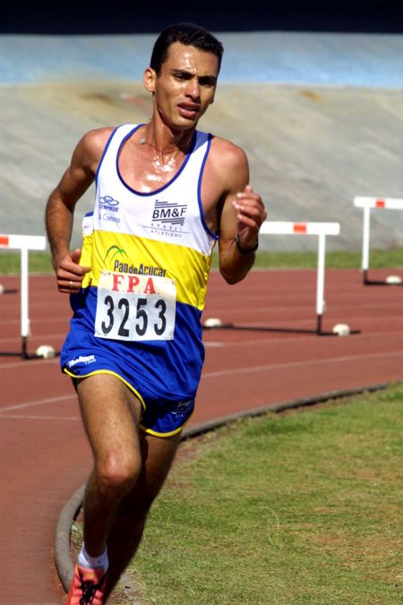 Marílson durante prova em pista de Atletismo (foto: Fernanda Paradizo)
