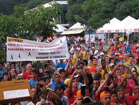 Os milhares de corredores fizeram a festa no Ibirapuera (foto: Alexandre Koda/ www.webrun.com.br)