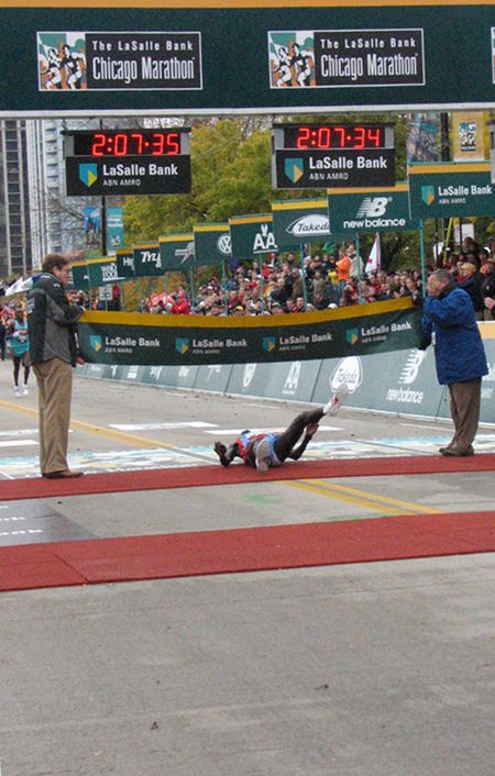 Cheruiyot durante acidente na prova de Chicago (foto: Donata Lustosa/ www.webrun.com.br)