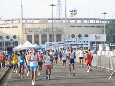 Meia Maratona de SP tem largada em frente ao Pacaembu (foto: Alexandre Koda / www.webrun.com.br)