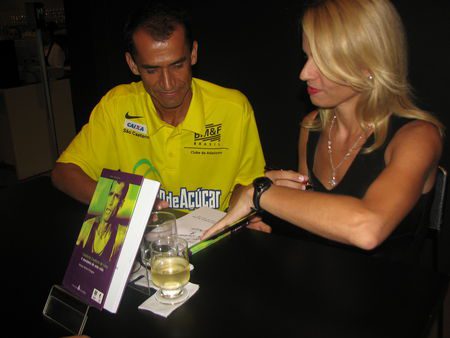 Vanderlei e Renata autografam livros na Fnac (foto: Alexandre Koda / www.webrun.com.br)
