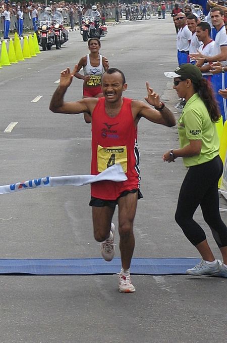Telles durante vitória da Maratona de SP em 2005 (foto: Donata Lustosa/ www.webrun.com.br)