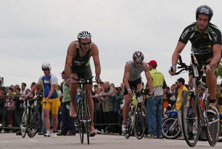 McCormack conseguiu abrir vantagem de 8 minutos na prova de bike (foto: Renato Cukier)