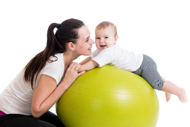 Conheça os exercícios seguros para mães no pós-parto