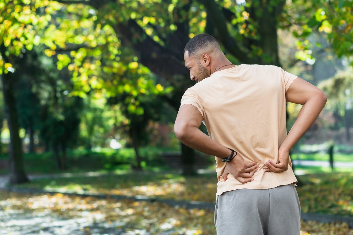 Dor nas costas durante e após a corrida: quais as possíveis causas e como evitá-la?