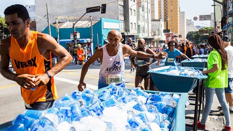 São Silvestre 2023 contará novamente com parceria para reciclar os copos plásticos usados na prova. (Foto: Divulgação / sindiplast.org.br)