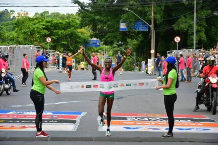 Viola Kosgei cruzando a linha de chegada da Volta Internacional da Pampulha / Crédito: Foco Radical