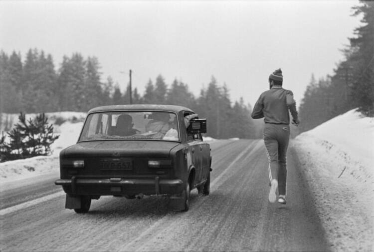 O atleta finlandês Lasse Virén testando o primeiro protótipo da marca, em 1977. Fonte: Divulgação/Polar