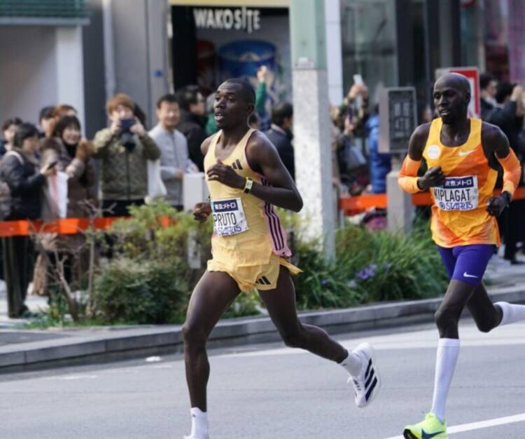 Kipruto e Kebede vencem Maratona de Tóquio com recordes no percurso